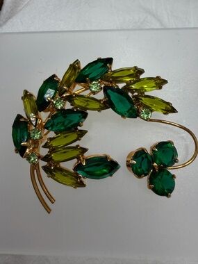 Vintage Art Deco Green Crystal Floral Brooch